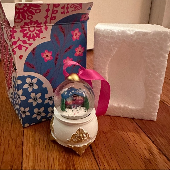 Brand new and ready to ship Taylor Swift Lover Snowglobe Ornament - Picture 1 of 7